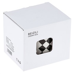 Кружка фарфоровая "Геометрия" "Шахматка" 300мл, д8,9см h8см, матовая глазурь, с деколью, цвет - белый с черным, ложка нерж. 13,5см, фарфоровая крышка, д/горла 7,5см, д/основания 7см, в подарочной коробке (Китай)