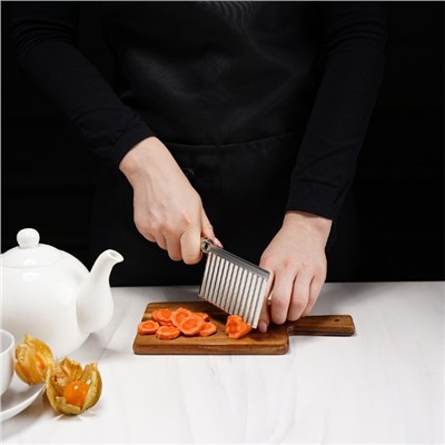 Нож для фигурной резки Доляна «Вкус», 18.5×5.5 см, бордовый