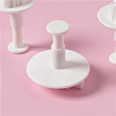 Плунжеры кондитерские Доляна «Листик», набор 3 шт., d=7/6.5/5 см, пластик, белые