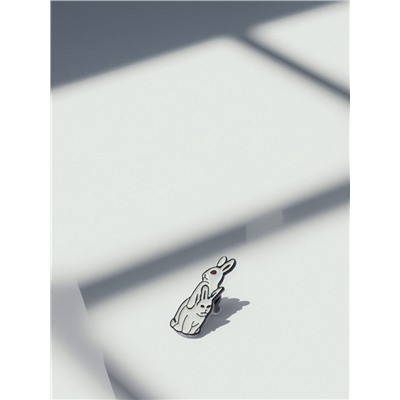 Значок «Кролики» 18+, цвет белый в чёрном металле