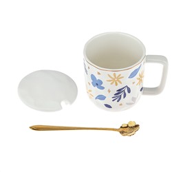 Кружка фарфоровая "Сюита" 380мл, д8,5см h8,9см, матовая глазурь, отводка золотом, с деколью, цвет - бежево-голубой, фарфоровая крышка, ложка металл., окрашенный "золото" 15,5см, д/горла 8,5см, д/основания 6,9см, в подарочноый коробке (Китай)