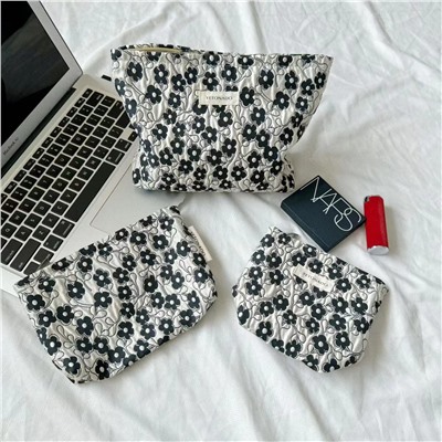 Capacious cosmetic bag flower-shaped, handheld organizer bag to go out, travel bag, liner
