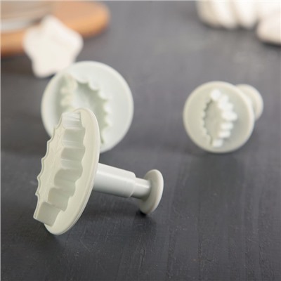 Плунжеры кондитерские Доляна «Листик», набор 3 шт., d=7/6.5/5 см, пластик, белые