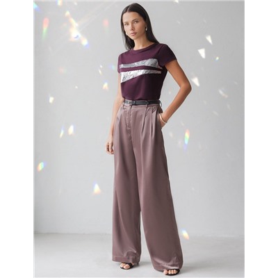 Нарядная футболка с блестящим принтом