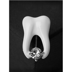Брошь «Зуб» со стразой, цвет белый в серебре