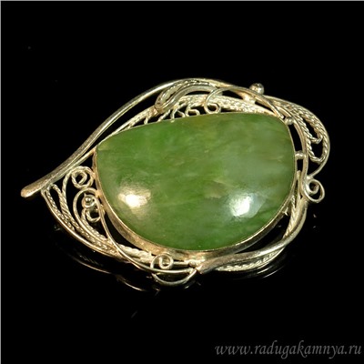 Брошь нефрит 46*32мм.