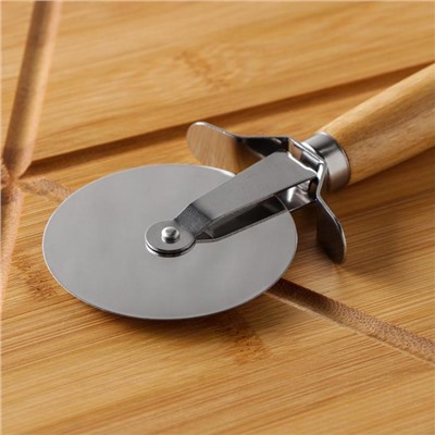 Доска для подачи пиццы Доляна, d=32 см, в комплекте с ножом, бамбук, нержавеющая сталь