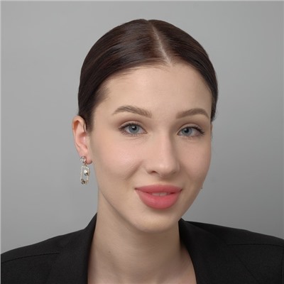 Серьги со стразами «Порхай» бабочки в прямоугольнике, белые в золоте