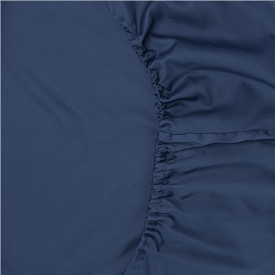 Простыня на резинке из премиального сатина темно-синего цвета из коллекции Essential, 180х200х30 см