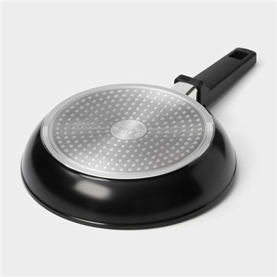 Сковорода Magistro Flame, d=22 см, h=4.5 см, кованый алюминий, ручка soft-touch, антипригарное покрытие, индукция, чёрная