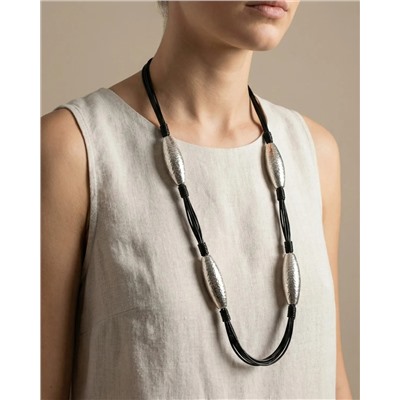 Длинное колье с металлическими элементами