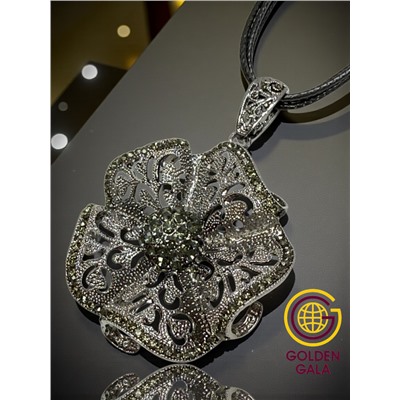 Кулон на кожаном шнурке "Женская грация" Арт КШ2130/14