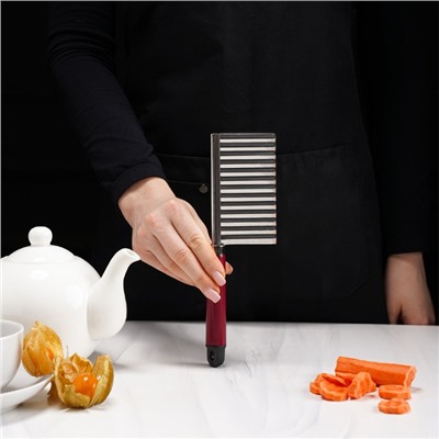 Нож для фигурной резки Доляна «Вкус», 18.5×5.5 см, бордовый