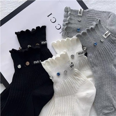 After the European goods light luxury trend, the mm letter inlaid diamonds, lace -sized socks, socks, women's net red sweet socks