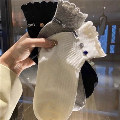 After the European goods light luxury trend, the mm letter inlaid diamonds, lace -sized socks, socks, women's net red sweet socks