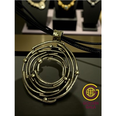 Кулон на кожаном шнурке "Женская грация" Арт КШ2130/01