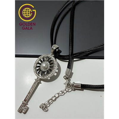 Кулон на кожаном шнурке "Женская грация" Арт КШ2130/22