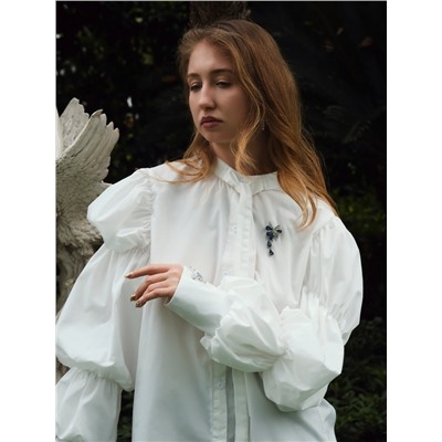 Брошь «Цветочная роса» с бантом, бело-синяя в серебре