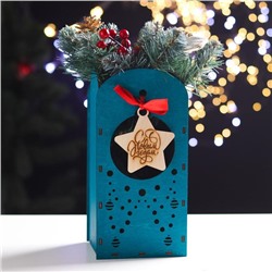 Подарочная коробка деревянная с елочной игрушкой "Звездочка" зеленый кетцаль 12,6х11,8х26 см