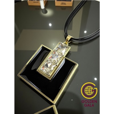 Кулон на кожаном шнурке "Женская грация" Арт КШ2130/29