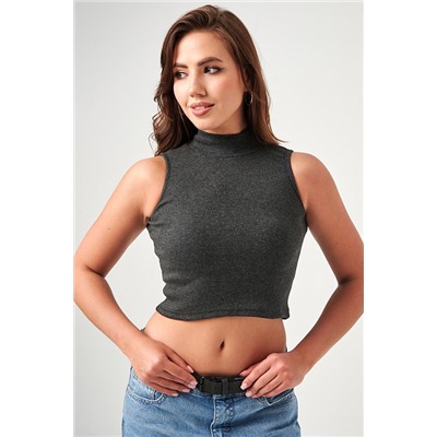 Женский топ 52714  укороченный с горлом / темно-серый