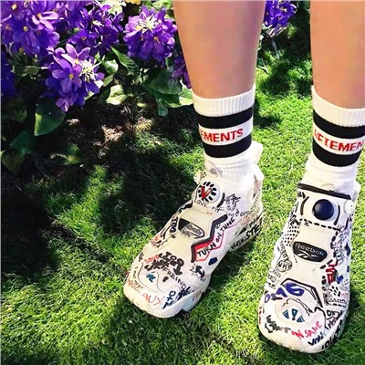 Tide brand Vete Black Red Bar Black and White Bar Vt Vit Monter Yang Mi The same men's and women's Sports Cotton Men's Middle Socks