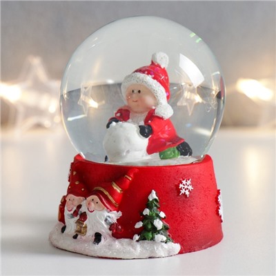 Снежный шар новогодний стеклянный «Малыш со снежным комом», полистоун, 7×6.7×8.8 см
