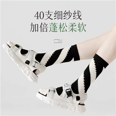 2022 new Japanese Chao brand Sanzhai diagonal cave sock socks, hollow stripes inS pile of red female socks