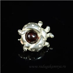 Брошь Божья коровка 18*18мм с янтарём в посеребрении цв.т.коньячный