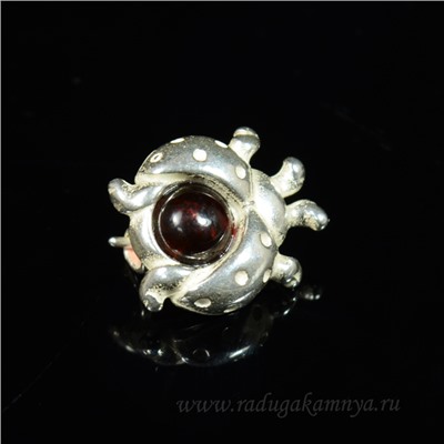 Брошь Божья коровка 18*18мм с янтарём в посеребрении цв.т.коньячный
