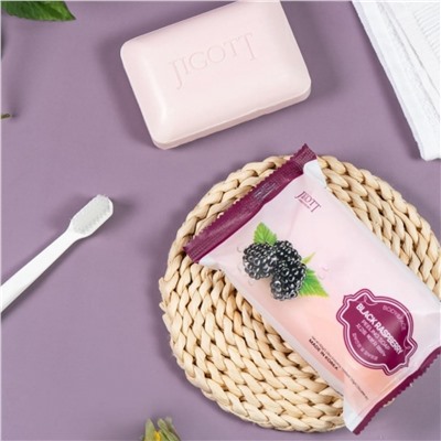 Jigott Мыло-скраб для лица и тела с экстрактом ежевики / Black Raspberry Scrub Soap, 150 г