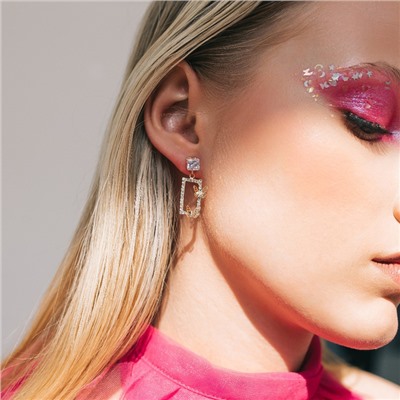 Серьги со стразами «Порхай» бабочки в прямоугольнике, белые в золоте