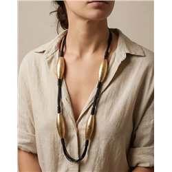 Длинное колье с металлическими элементами