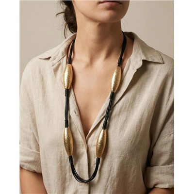 Длинное колье с металлическими элементами