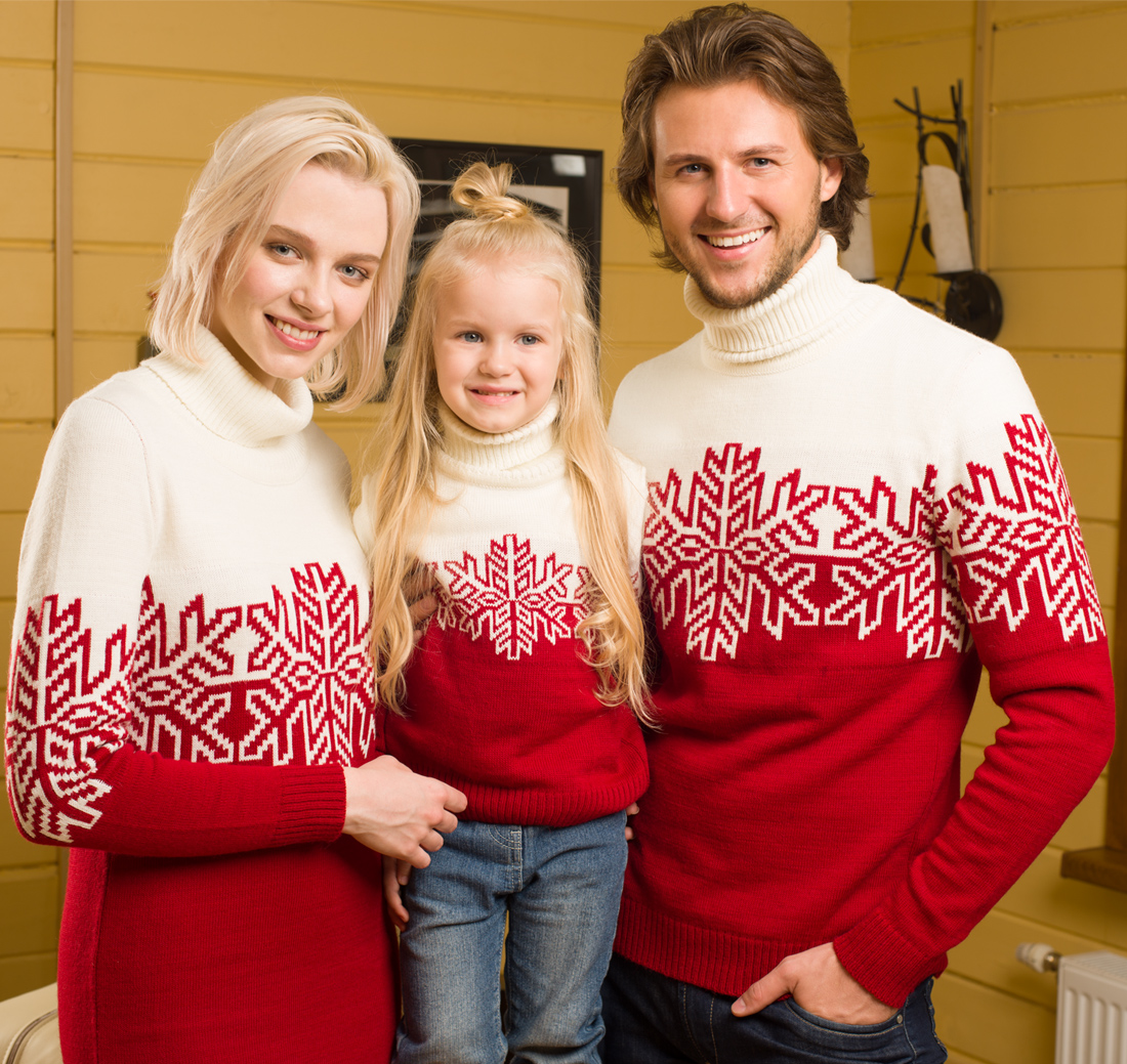 Семья в свитерах
