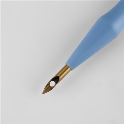 Игла для вышивания, для ковровой техники, d = 4,8 мм, 18,5 см, с нитевдевателем, цвет голубой
