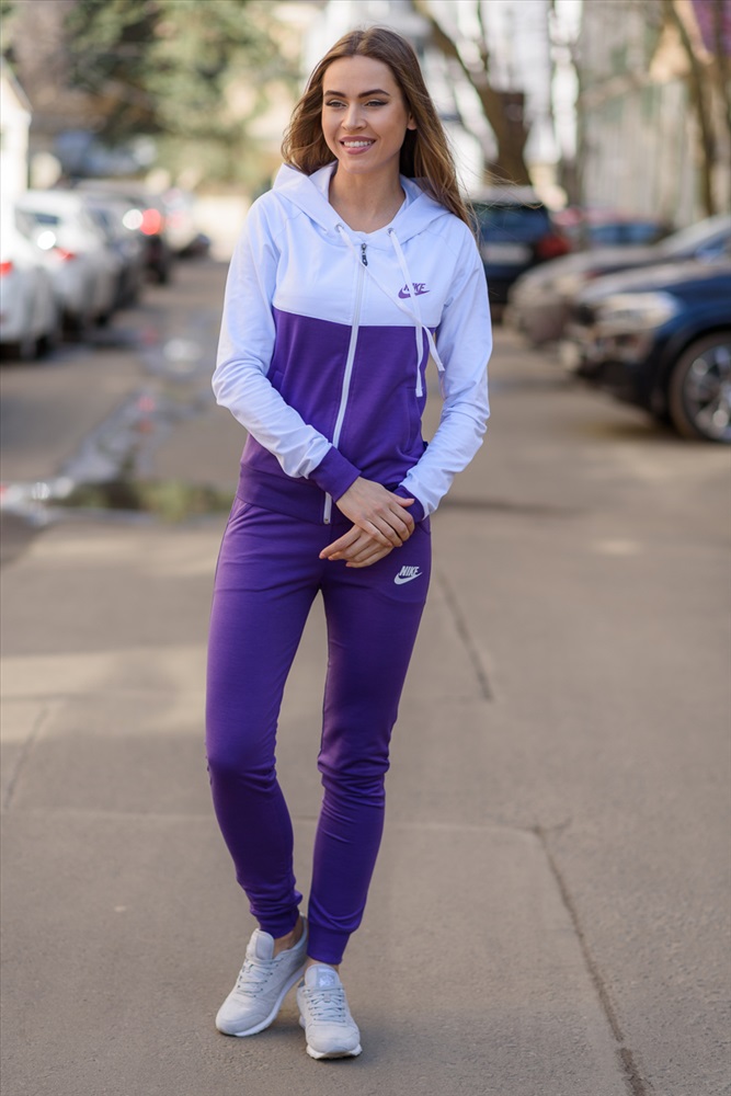 Фиолетовый спортивный костюм с чем носить