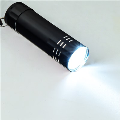 Ручной мини-фонарик 9 LED (черный) - Данная модель фонарика оснащена прочным шнурком, благодаря которому его можно привязать на рюкзак, зафиксировать на джинсах или прикрепить на запястье. Таким образом, фонариком вы можете воспользоваться в любой момент. №105