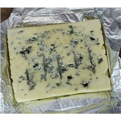 Сыр с благородной плесенью Горгорзола. Вес 200 грамм+-10 грамм