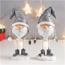 Сувенир полистоун "Дед Мороз с подарком"МИКС серый, тонкие ножки 14х6,5х5 см