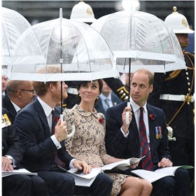 Хочу зонт как у Королевы) А Ее Величество предпочитает Fulton.
