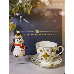 Новогодний подарок средний Чашка с блюдцем Гвоздика Веселый праздник +Пингвин 1 (красный шарф)+Подарочная упаковка