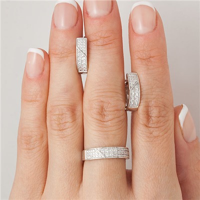 Серебряное кольцо с бесцветными фианитами 470