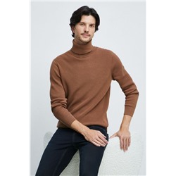 Sweter bawełniany męski z golfem kolor brązowy